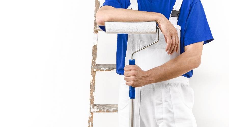 Ladder voor hoge muren of plafond Schilder werkt met ladder