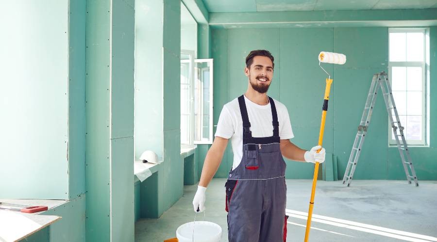 Woning binnenkant schilderen Schilder bezig in woning
